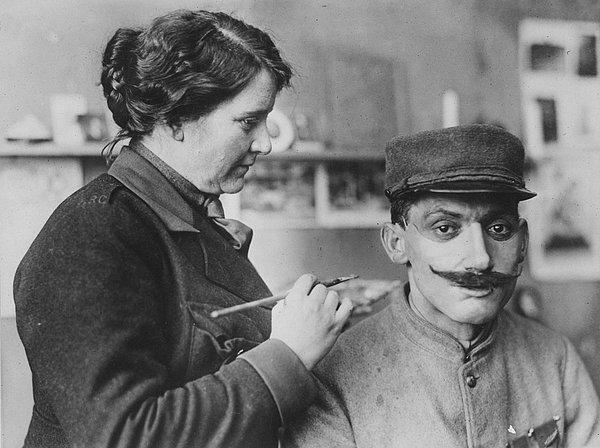 7. Savaş sırasında yüzünden yaralanan askerlerin takıp kullanabileceği kişiye özel maskeler yapan Bayan Ladd, 1917.