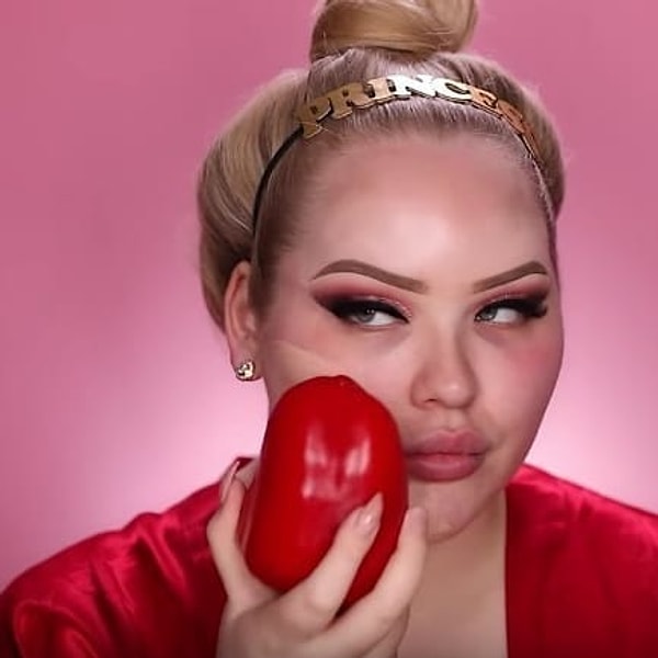 1. Перец для контуринга? Серьезно? Нам одним кажется, что стоит перестать использовать еду для нанесения косметики?