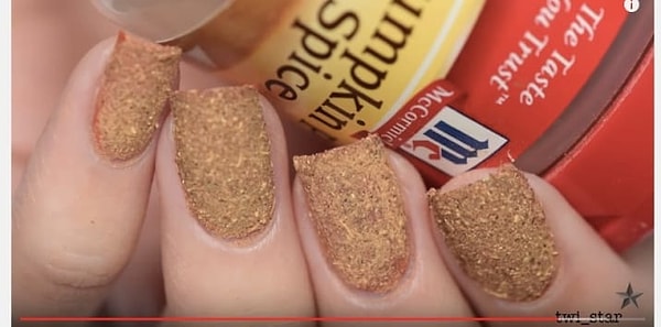 2. И уж тем более не нужно использовать специи для маникюра! Девушки, мы не в XV веке, купите в магазине лак!