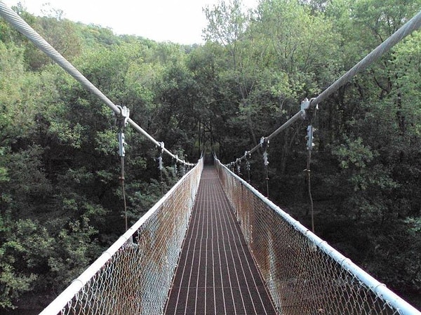 15. Решились бы вы ступить на этот мост с ржавой решеткой?