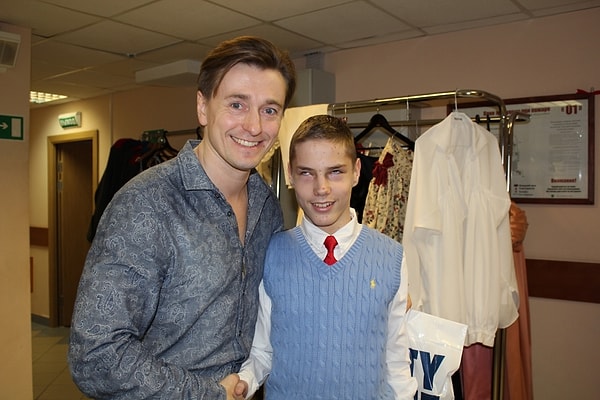 8. Сергей много занимается благотворительностью, но предпочитает делать это инкогнито