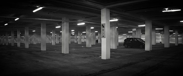 32. Вы взяли с собой все самое необходимое и отправились на парковку ближайшего к вам ТЦ. Там вы увидели машину с ключом зажигания. Когда вы садились в нее, к вам направился зомби. У вас есть оружие, у любимого(ой) нож. Как поступите?