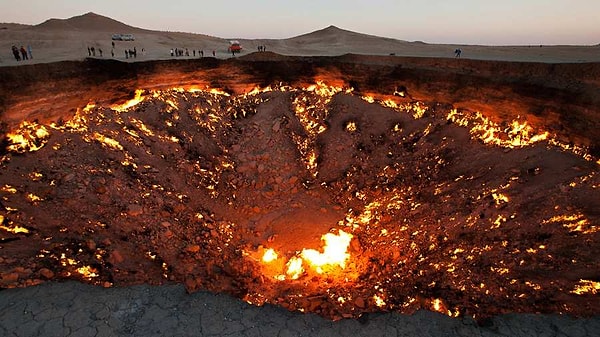 В 1971 году возле деревни Дарваза в Туркменистане советские геологи обнаружили скопление подземного газа. В результате раскопок и бурения разведочной скважины геологи наткнулись на подземную каверну (пустоту), из-за чего земля провалилась и образовалась большая дыра, наполненная газом.