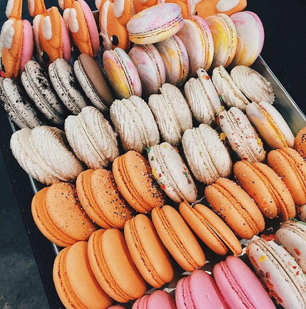 2. Здесь каждый день выпекается около 15 видов французских пирожных макарон!