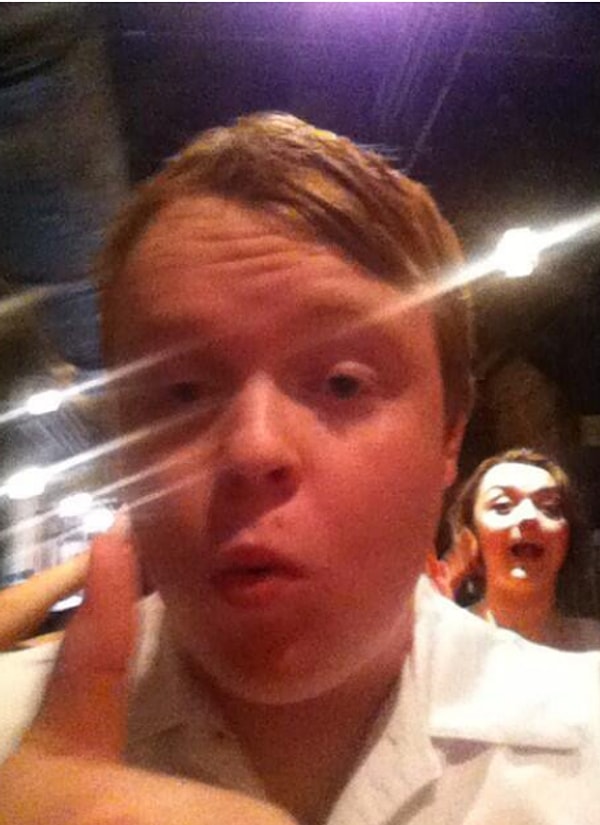 6. Английская актриса Мэйси Уильямс просто наслаждалась времяпрепровождением в Диснейленде, но попала на селфи: