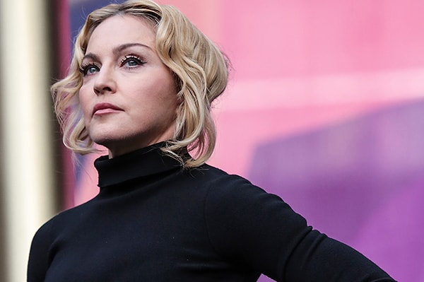 15. Когда-то Мадонна работала в "Dunkin' Donuts" и была уволена за то, что обрызгала клиентов желе! 👐