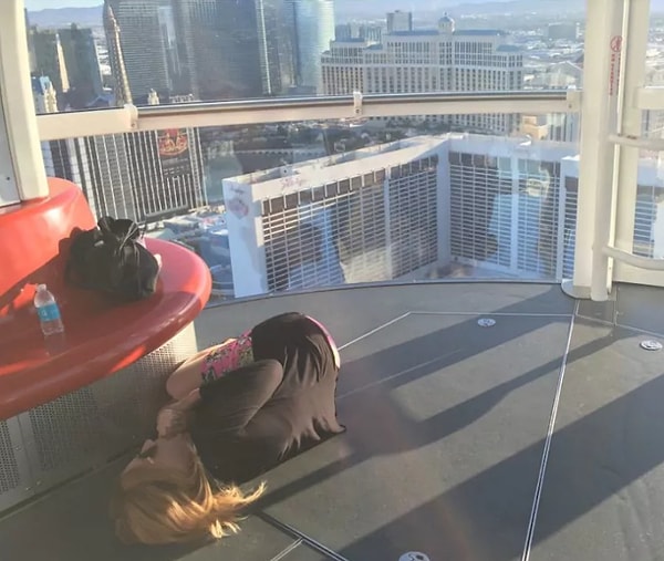 11. Жаль, что ПЕРЕД тем как прокатиться на колесе обозрения, девушка не призналась, что боится высоты... 😐