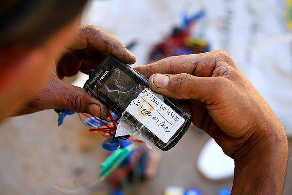 11. Irak askeri güçleri ve IŞİD arasında batı Musul'da süren çatışmalarda 17 Mayıs patlayıcı takılmış bir cep telefonu ele geçirildi.