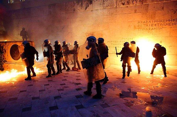 14. Yunanistan'da 18 Mayıs günü yeni kemer sıkma tedbirlerini protesto eden vatandaşlar ve polis meclis binası önünde çatıştı.