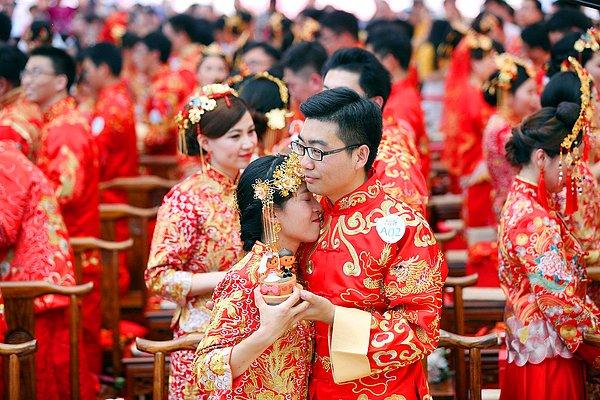 22. Alibaba çalışanları şirketin merkezinde 10 Mayıs günü toplu bir düğün törenini kutluyor.