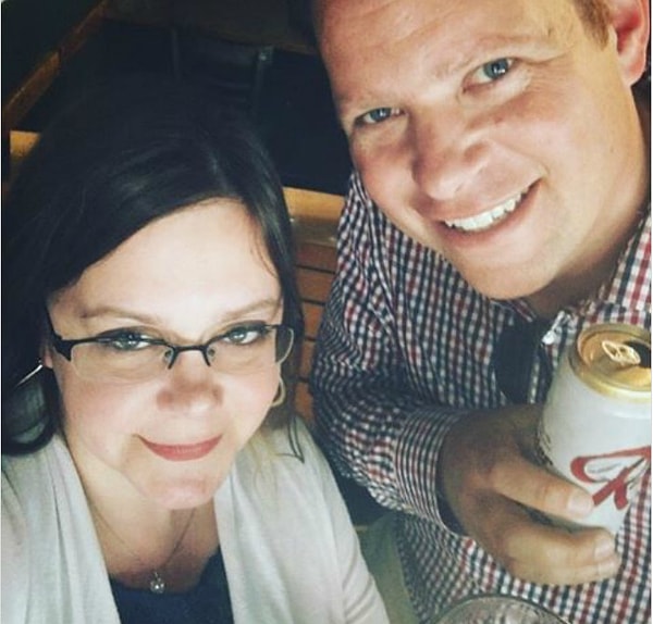 8. "Сегодня мы развелись, а теперь сидим пьём пиво и селфимся!"