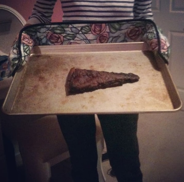 1. Каждый раз, когда вы что-то готовите, блюдо или подгорает или сгорает полностью.