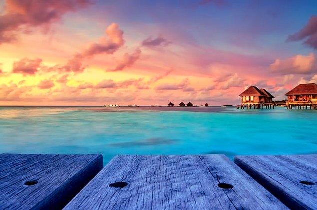 2. Sabah deniz kaplumbağaları, balıklar ve resifin capcanlı renkleri ile uyandığınız Maldivler...