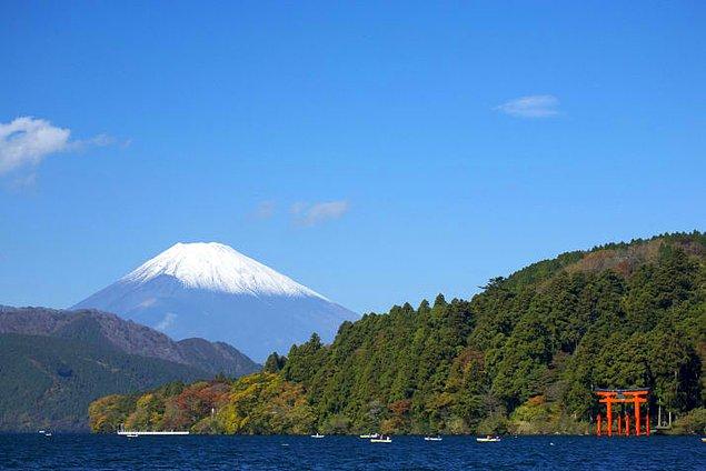 8. Ünlü Fiji dağını bir de Japonya'nın Hakone kasabasından görün.
