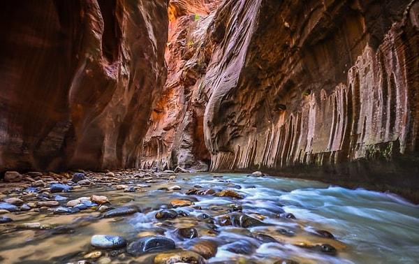 9. ABD'nin Utah Zion Milli Parkında dev bir kanyonun içinde doğa yürüyüşüne cesaret edin.