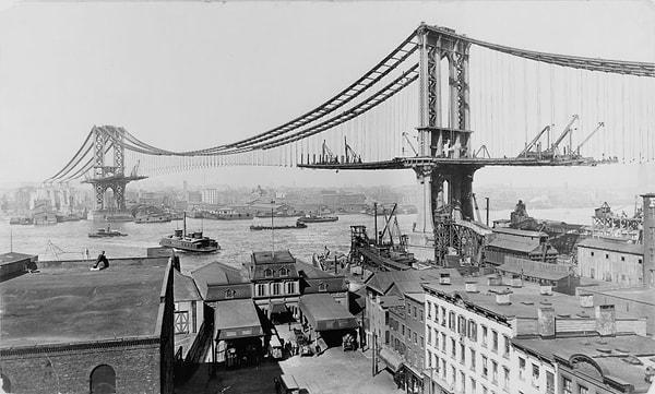 Böylece şehirde, gelişmekte olan nüfusu karşılamak için altyapı çalışmalarına başlandı. 1909'da çekilen resimdeki Manhattan köprüsü, bu gelişmenin bir örneği.