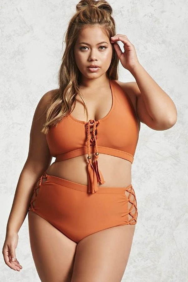 3. Шнуровка на плавках и верхе добавляет изюминку :)