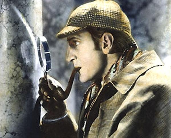 9. Tam bir klasik olan Sherlock Holmes şapkası.