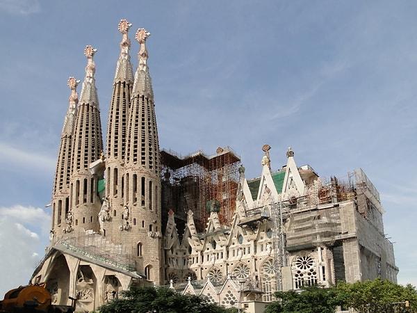 6. Pekiii Gaudi'nin tamamlanmamış bu meşhur yapıtının adı ne?