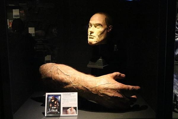 15. Maske ve hazırlanan büyük eldivenlerle sinemada farklı teknikler uygulanıyor.