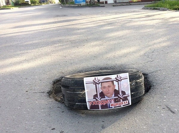 3. Автомобилисты города Шахты (Ростовская область) украсили ямы на дорогах портретами градоначальника