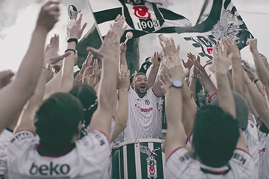 İster Siyah İster Beyaz, Evdeki Takım Oyunuyla O Forma Maça Yetişir