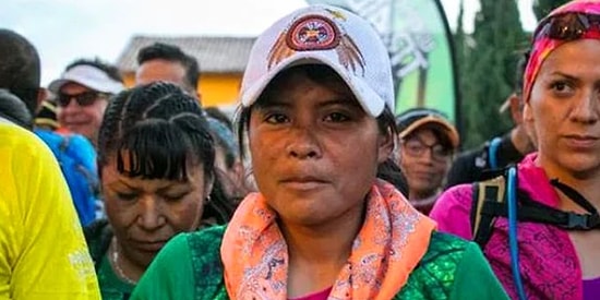 Мексиканка выиграла забег на 50 километров в сандалиях и юбке