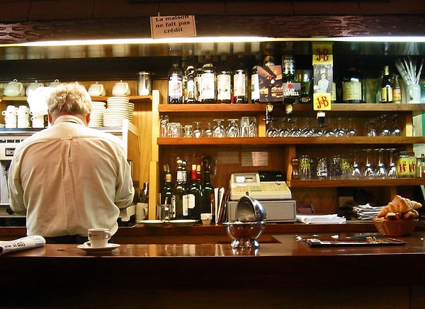 6. Атмосферное фото бариста в парижской кофейне.