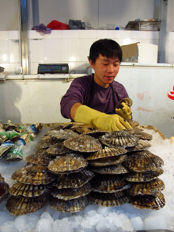 10. Всё тот же Пекин, но на этот раз торговец рыбой.