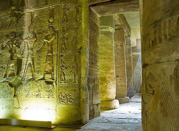 On one of the ceilings of the temple, strange hieroglyphs were found that sparked a debate between Egyptologists.
