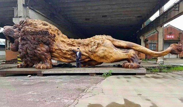 23. Tek parça ağaç gövdesinden yapılmış, 20 kişinin üzerinde 3 yıl boyunca çalıştığı aslan heykeli.