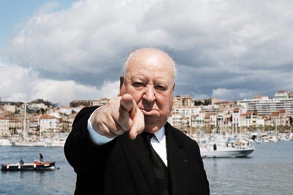 4. Alfred Hitchcock da Cannes'te bir teknede fotoğrafçılar için poz veriyor.