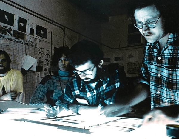 16. Джордж Лукас и его команда монтажеров работают над фильмом на послесъемочной стадии.