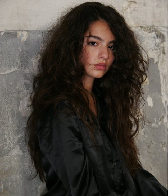 Gurbetçi bir ailenin kızı olan Melisa Aslı Pamuk modelliğe 14 yaşında başladı.