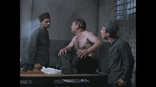 4. Цензура серьезно порезала диалоги в фильме, поэтому сценаристам пришлось придумать новые «блатные» словечки.