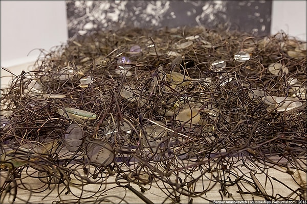 1. Тысячи очков, дужки которых переплелись словно судьбы людей, снявших их перед последним походом в "баню".