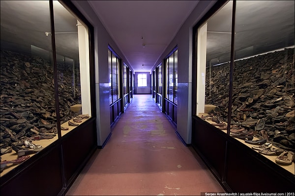 9. Одна из самых зловещих комнаты - огромное помещение, с обеих сторон заваленное горами обуви.