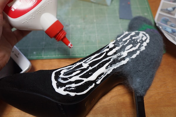 8. Приклейте крылья к туфлям. Можно использовать клей ПВА.