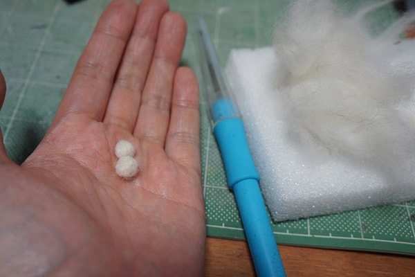 9. И снова войлок! Не забудьте сделать 8 шариков: это будут 4 глаза и 4 ноздри птичек.