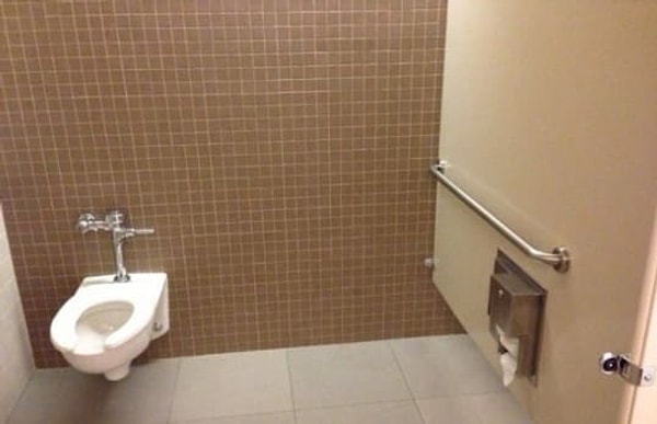 17. Видимо, дизайнер этого туалета забыл среднюю длину человеческой руки.