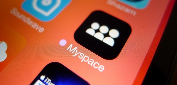 Myspace insanların kişisel profillerini oluşturduğu, diğer insanlarla iletişim ve arkadaşlıklar kurulabilen, blogların, resimlerin olduğu ama önemlisi müzik videolarının ve yeni müzisyen ve grupların kendilerini diğer insanlara tanıtabildiği bir platform(du).