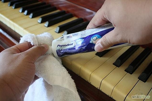 Piyano tuşları, parmaklarla çok fazla temasta olduğu için hemen kirlenir. Bir miktar diş macununu nemli bir bez yardımıyla tuşlara uygulayın. Ne kadar etkili olduğuna şaşıracaksınız!