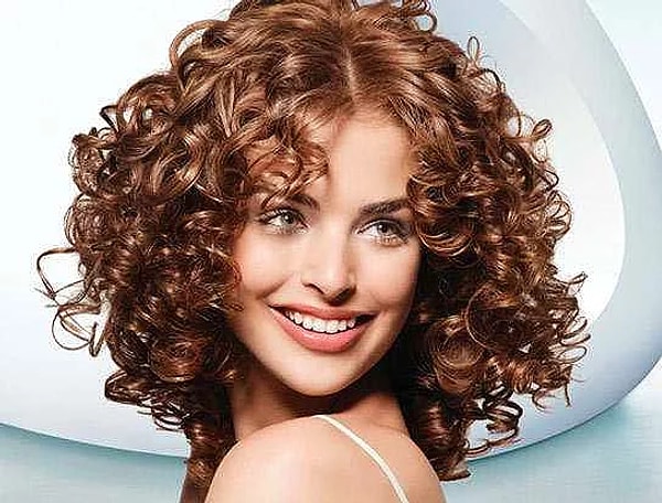 1. Девушки с кудряшками всегда будут заряжать вас своим позитивом. Это ведь так необходимо нам, особенно в пасмурные деньки!