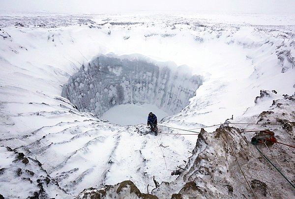 3. Sibirya'da "yer altına açılan kapı"adı verilen muazzam bir krater vardır.
