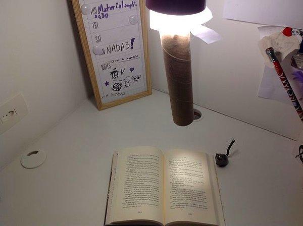 11. Bir lamba ve havlu kağıt rulosuyla yapılan bir okuma lambası.