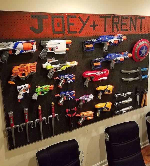 21. Oğullarına oyuncak tabancalarını koymaları için böyle bir duvar hazırlayan baba. Hem dağınıklığı önlemiş.