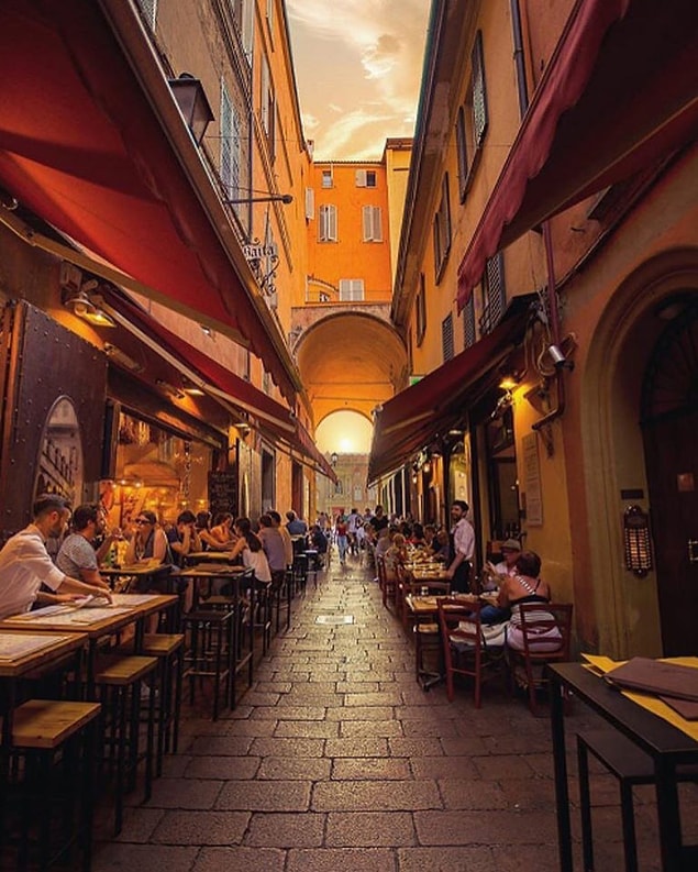 7. 📍Bologna 📷@dorpell ·