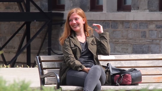 Sahne 1: Güzel Kadın Numarasını Vermez! Sokaktaki İnsanlara Yönetmelik Numarası Yapmak