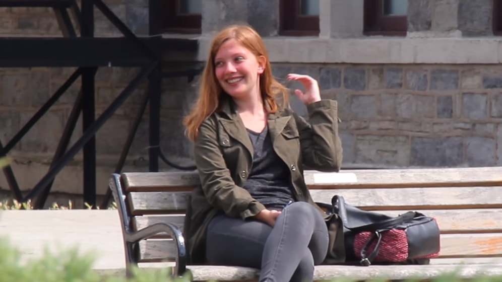 Sahne 1: Güzel Kadın Numarasını Vermez! Sokaktaki İnsanlara Yönetmelik Numarası Yapmak