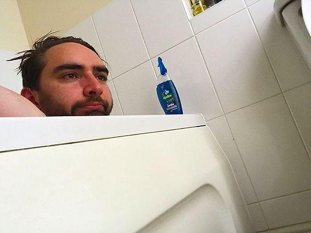 British Artist Hector Janse van Rensburg recently tweeted a picture of himself just hanging out in the bath